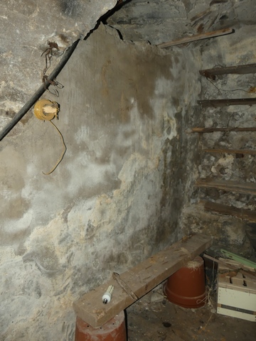 Etage de soubassement, cellier. Angle nord-ouest, cuve vinaire maçonnée.