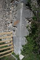 Partie inférieure du massif taluté soutenant la terrasse : chaîne d'angle en pierre de taille calcaire avec date portée (1775).