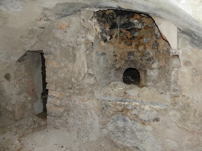 Fournil-resserre en étage de soubassement, bouche du four à pain. Ferme au hameau des Dades (Ribiers).