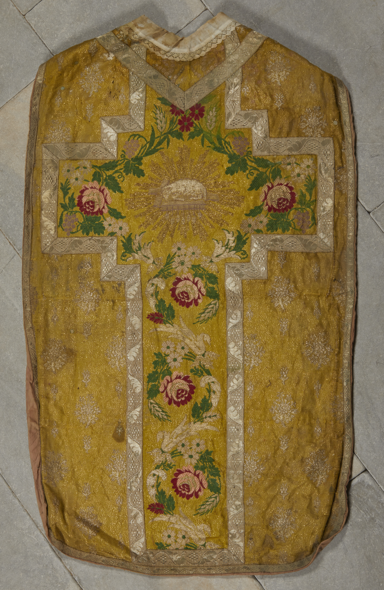 Ornement doré (n°1) : chasuble, bourse de corporal, étole, manipule