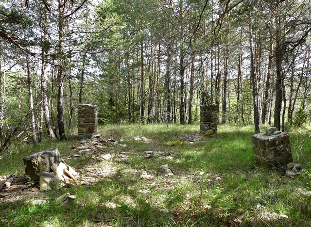 Vestiges d'un hangar sur piliers maçonnés, à Montlahuc.
