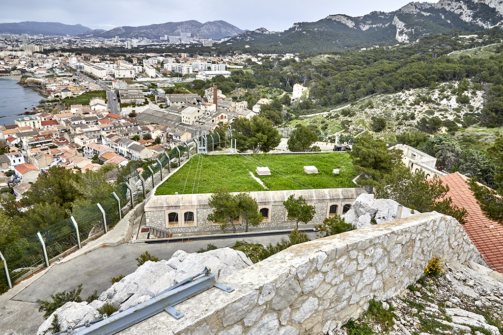 Vue plongeante du bâtiment est, prise de la batterie haute 