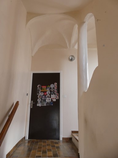 Escalier avec palier sous voûtes d'arêtes. Maison située place de la Fontaine au bourg de Ribiers (parcelle 1998 E2 465).