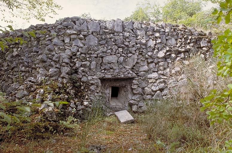 Casemate double de mitrailleuse. Créneau de gauche. Vue extérieure rapprochée. Remarquer le camouflage en pierres rapportées simulant un mur de pierres sèches.