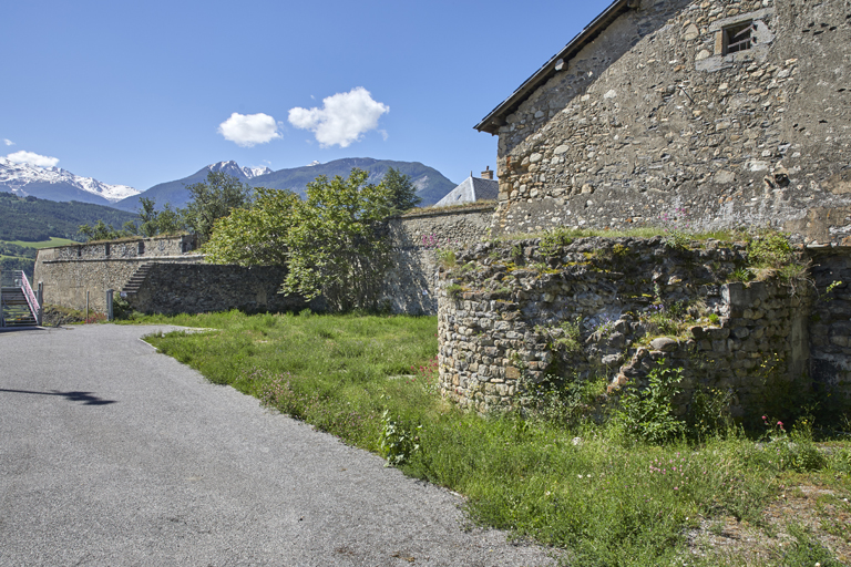 Front Est de l'enceinte, courtine 6-7, Vestiges du bastion 6 avec, au premier plan le mur-pignon postérieur du magasin à poudres inclus P, avec vestige de tour médiévale