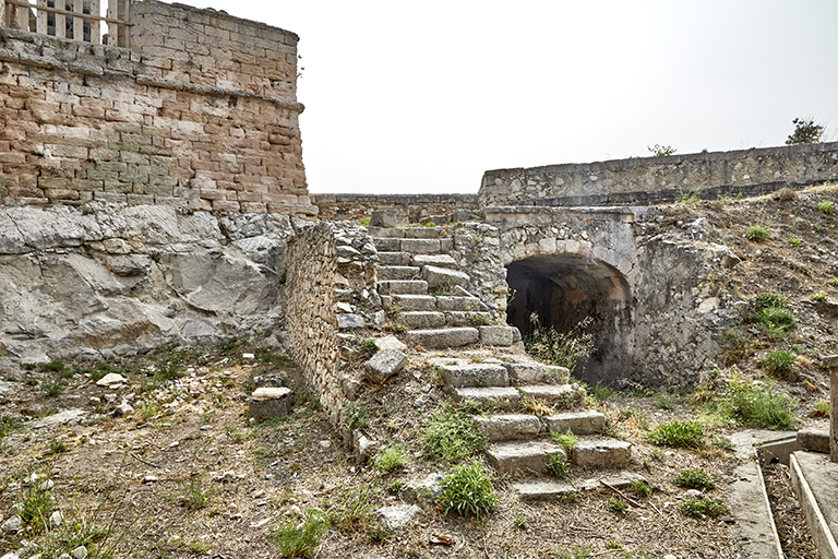 Fort St Nicolas : intérieur de la demi lune de Beaufort, poterne de sortie (gauche).
