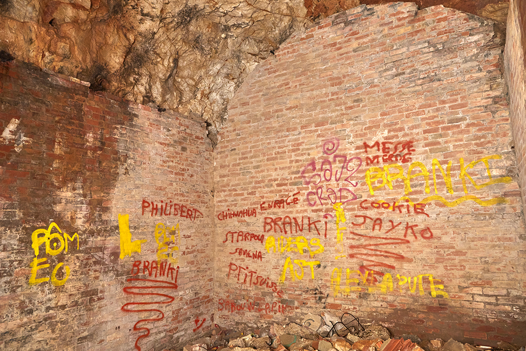 Intérieur du souterrain,  salle du magasin à poudre, vers le fond, habillage en briques 