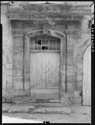 Façade antérieure, porte principale.