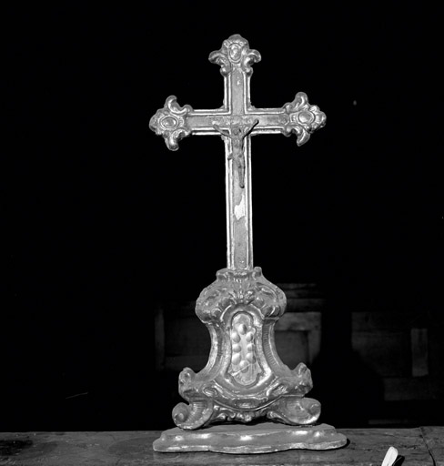 croix d'autel et 2 chandeliers d'autel