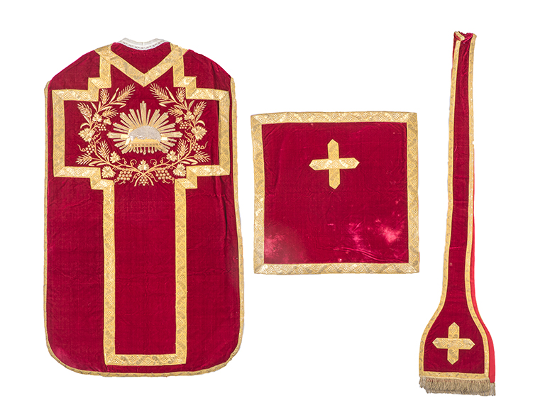 Chasuble, étole et voile de calice (ornement rouge N° 1)