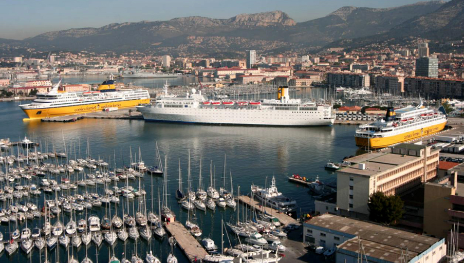 Bassin de port dit port de commerce de Toulon ou port marchand.