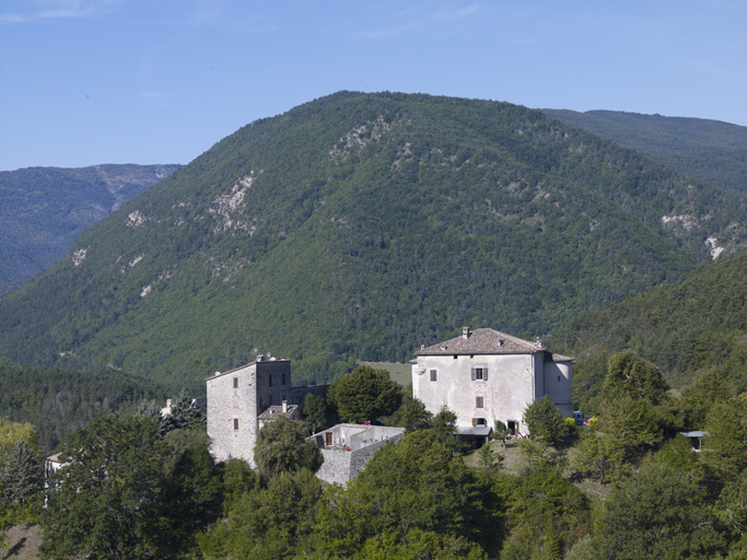 Vue de situation depuis l'est.