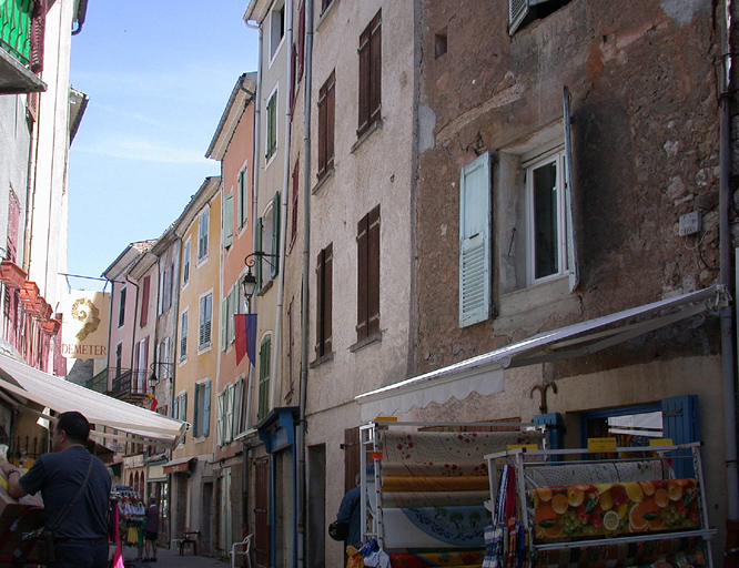 La rue du Mitan et ses maisons à deux travées récemment renovées.