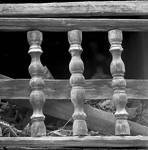 Balustres du balcon du premier étage.