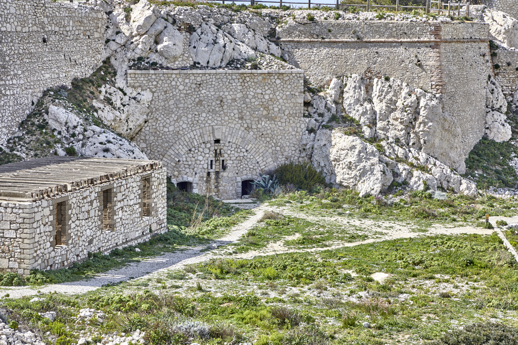 3e groupe (3a-b) front nord, enceinte basse, façade du magasin à poudre-caverne (i) et demi-bastion (j)