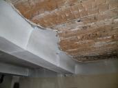 Détail de la mise en œuvre du plafond avec poutres bûchées pour l'accroche de l'enduit protecteur au plâtre, dans le logis d'une maison à Rouaine (Annot).
