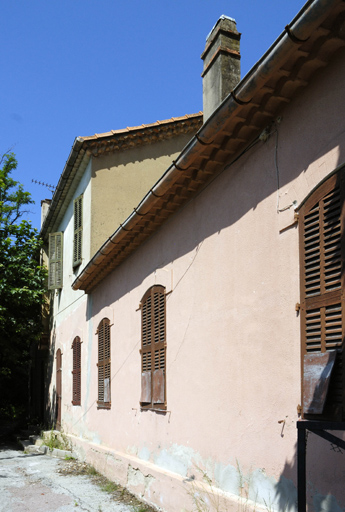 ferme, puis parfumerie H. Muraour & Claude Raynaud, actuellement immeuble à logements