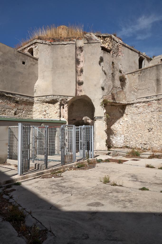 Fort St Nicolas : intérieur du bastion sud-est du donjon, dit de Vendôme, casemates détruites et transormées en cour à ciel ouvert.