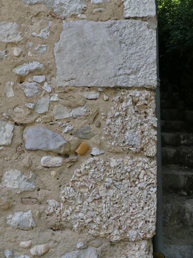 Chaîne en pierre de taille calcaire et brèche calcaire. Ferme au village d'Antonaves.