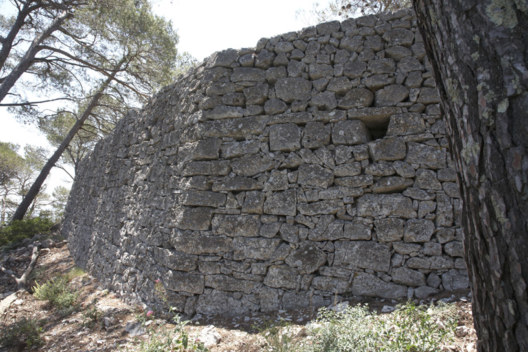 Ancien retranchement bas : revêtement en pierre sèche de la terrasse polygonale de tête.