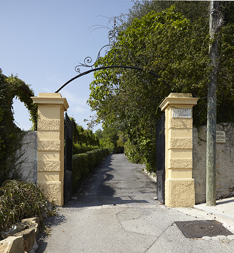 Entrée : portail et allée carrossable (vue depuis le sentier de la Villa Bellochio).