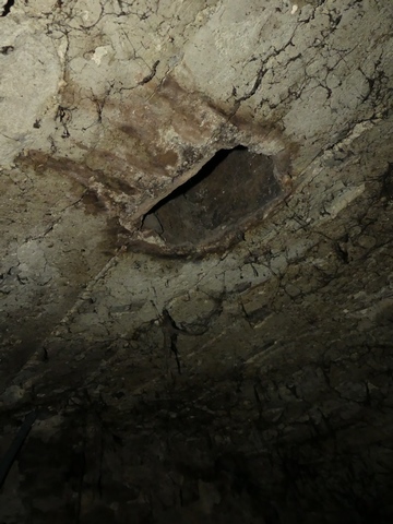 Etage de soubassement, cellier nord. Trappe vinaire aménagée dans la voûte.