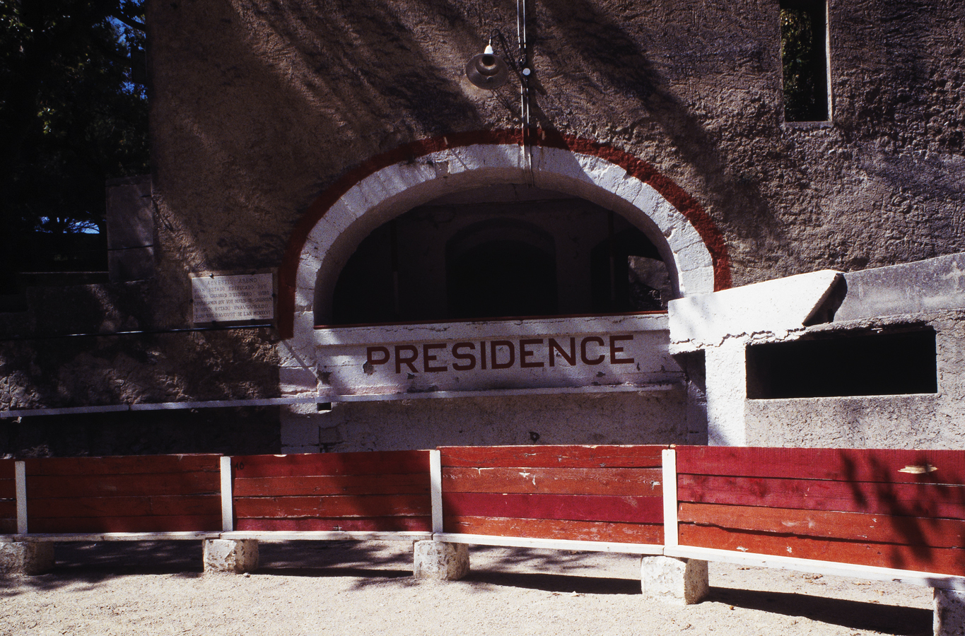 Tribune de la présidence dans l'ancien moulin. Vue de l'est.