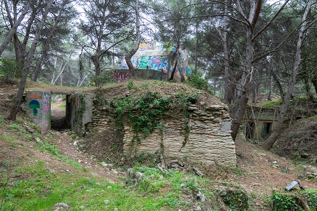 Excavations de carrière avec abri et ponceau, près du poste de direction de tir principal français