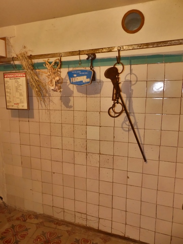 Rez-de-chaussée surélevé, boucherie. Mur est, rail de suspension pour le débitage des carcasses.