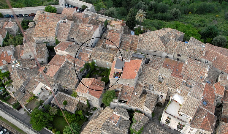Vue aérienne de la partie sud du bourg avec la maison de la parcelle AY 125 visible au centre (façade est et jardin).