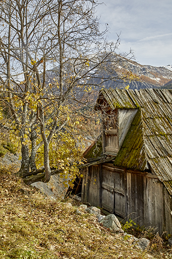 Allos (le Brec Bas). Ferme avec ponceau et lucarne d'accès à la grange. État en 2018.