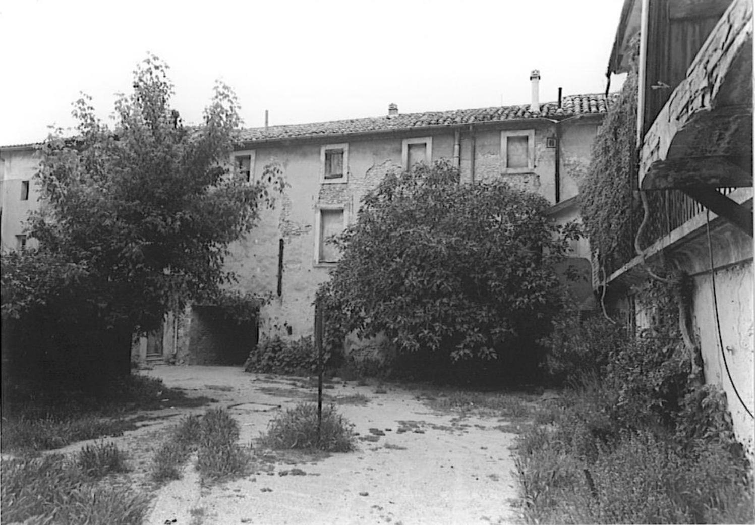 Façade ouest sur cour avant travaux, n° 5 sur le plan de masse, 1983.