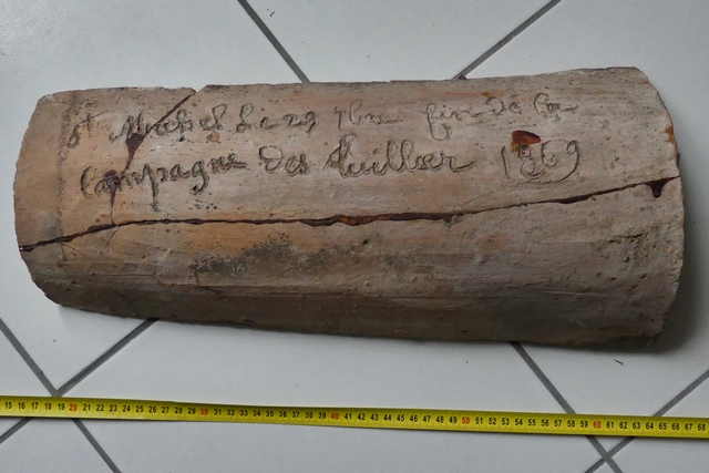 tuile creuse gravée n° 1