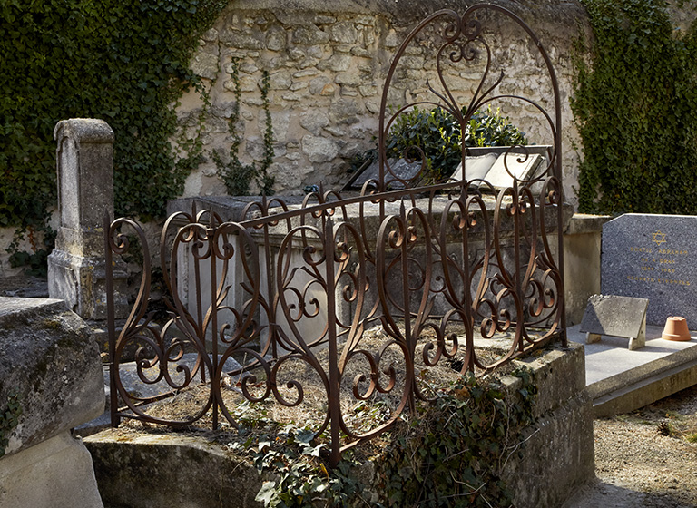 Vue d'un enclos individuel en fer forgé, au centre du cimetière.