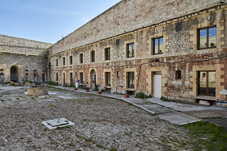 Fort St Nicolas : façade sur cour du corps de caserne casematé sud du donjon.