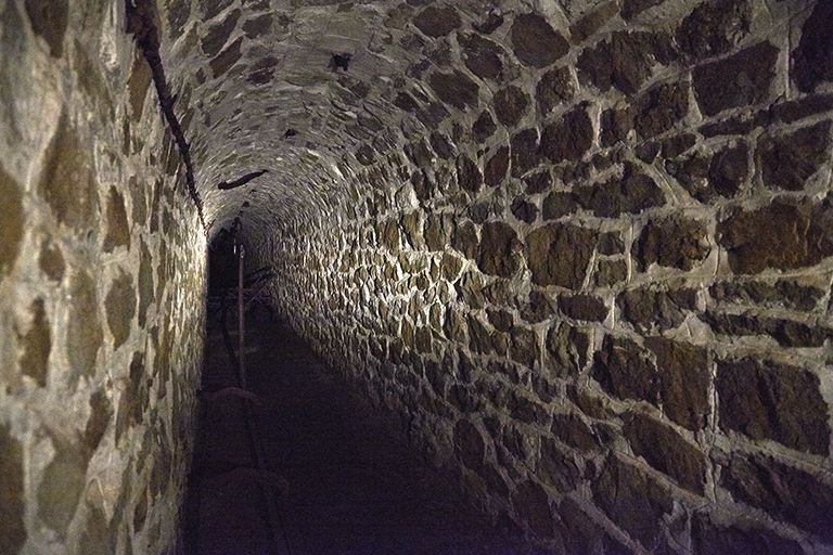 Magasins souterrains, galerie rectiligne de distribution des souterrains-caverne.