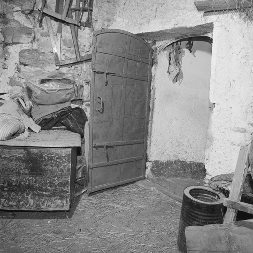 Porte intérieure donnant de la grange dans la cage d'escalier.