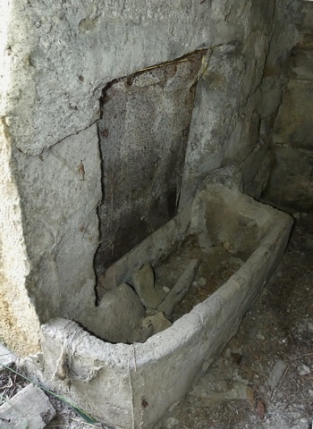 Bâtiment principal. Etage de soubassement, étable à cochon. Mur est, l'auge et sa baie.