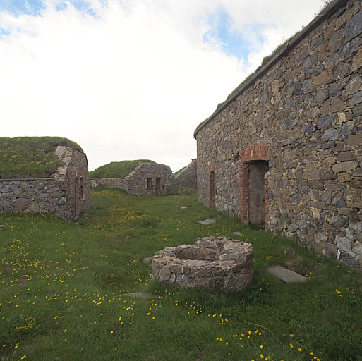 Cour intérieure du fort, traverses, puits et façade intérieure du bâtiment nord.