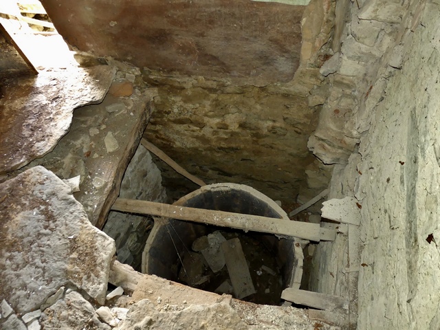 Bâtiment principal. Etage de soubassement, cuvage. Cuve vinaire en bois, vue du dessus.
