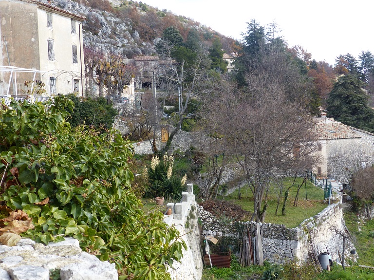 Maison (2023 B 409). Jardin attenant au sud aménagé en terrasses. 