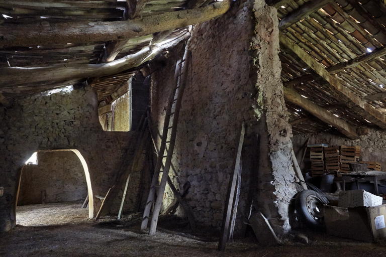 Ferme dite de la Coulette à Senez. Vue de volume du fenil avec sa cloison axiale porteuse soutenant la panne faîtière.