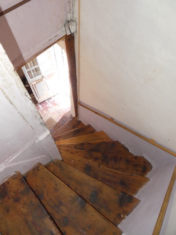 Rez-de-chaussée surélevé, pièce sud. Angle sud-est, escalier. Vue du dessus.