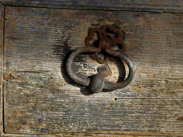 Bâtiment du logis. Pignon sud, premier niveau. Porte de l'ancien logis, détail du heurtoir.