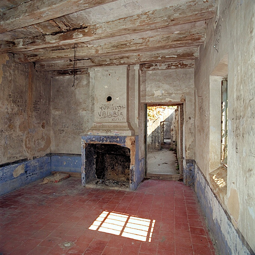 Bâtiment 37. Chambre du premier étage de la caserne, porte vers le redan 39.