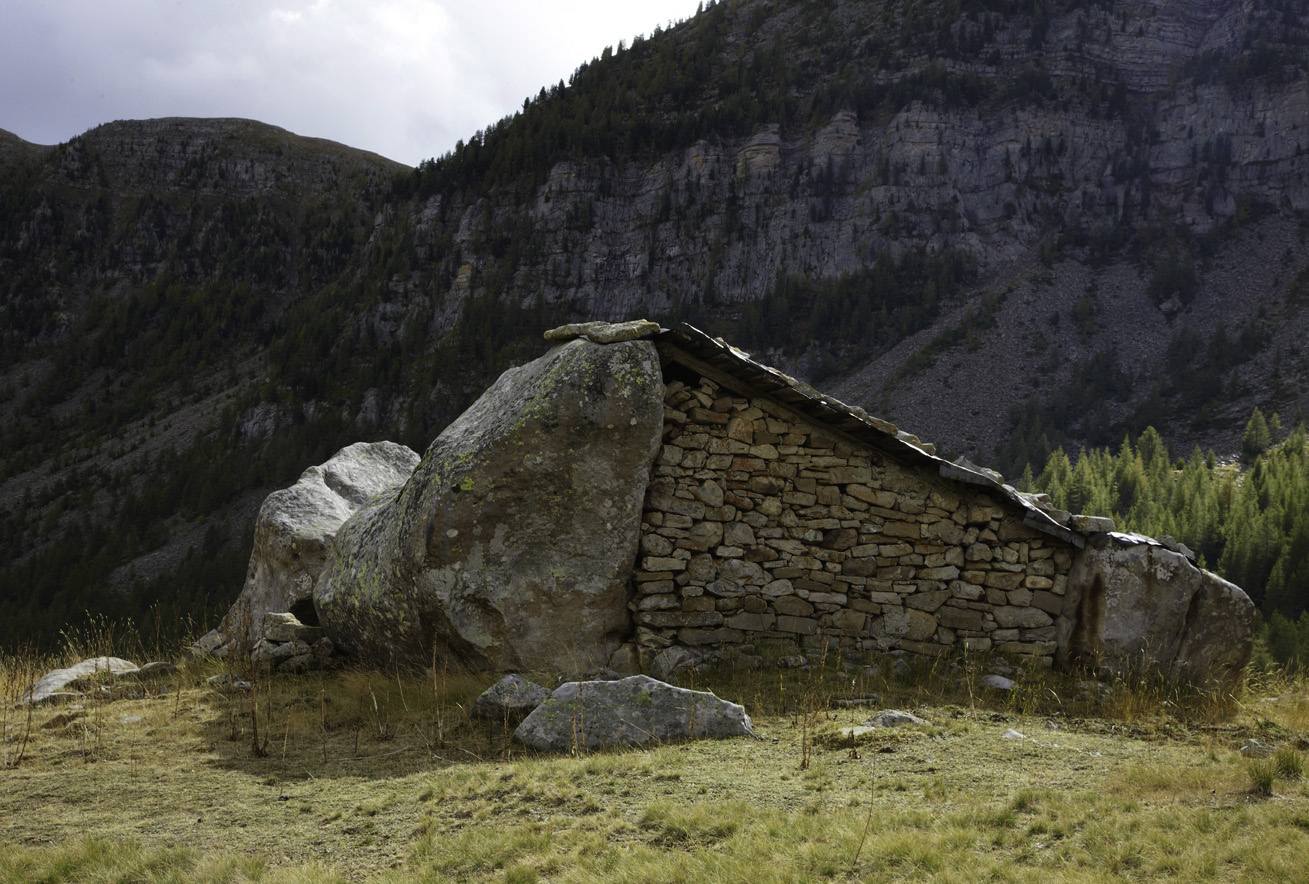 La cabane des Blocs (Villars-Colmars) intègre des rochers erratiques de grès dans sa structure.