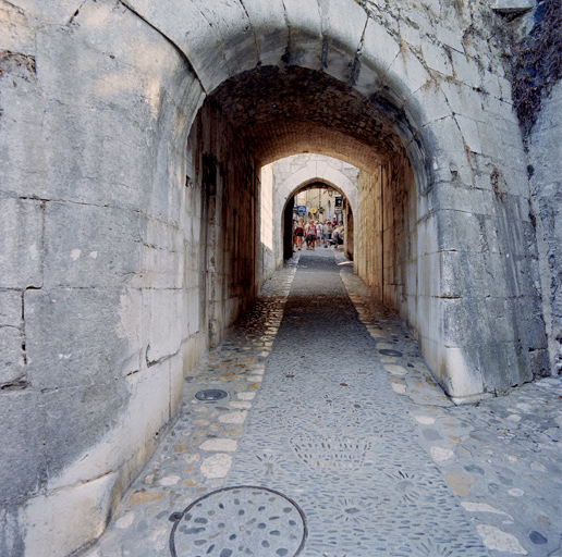 Enfilade du passage d'entrée de la porte nord.