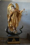 Statue (petite nature) : saint Michel terrassant le dragon