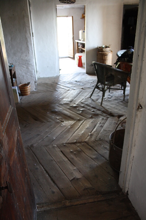 Ondres. Parquet du salon en point de Hongrie. Au fond : la cuisine (parcelle B 277).