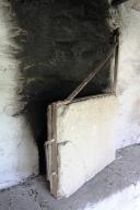 Colmars. Chaumie Haut. La porte du four en pierre de grès taillée cerclée de fer, pivotant sur une potence métallique.